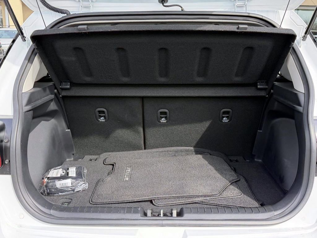 Certified 2025 Hyundai Venue SE image 8
