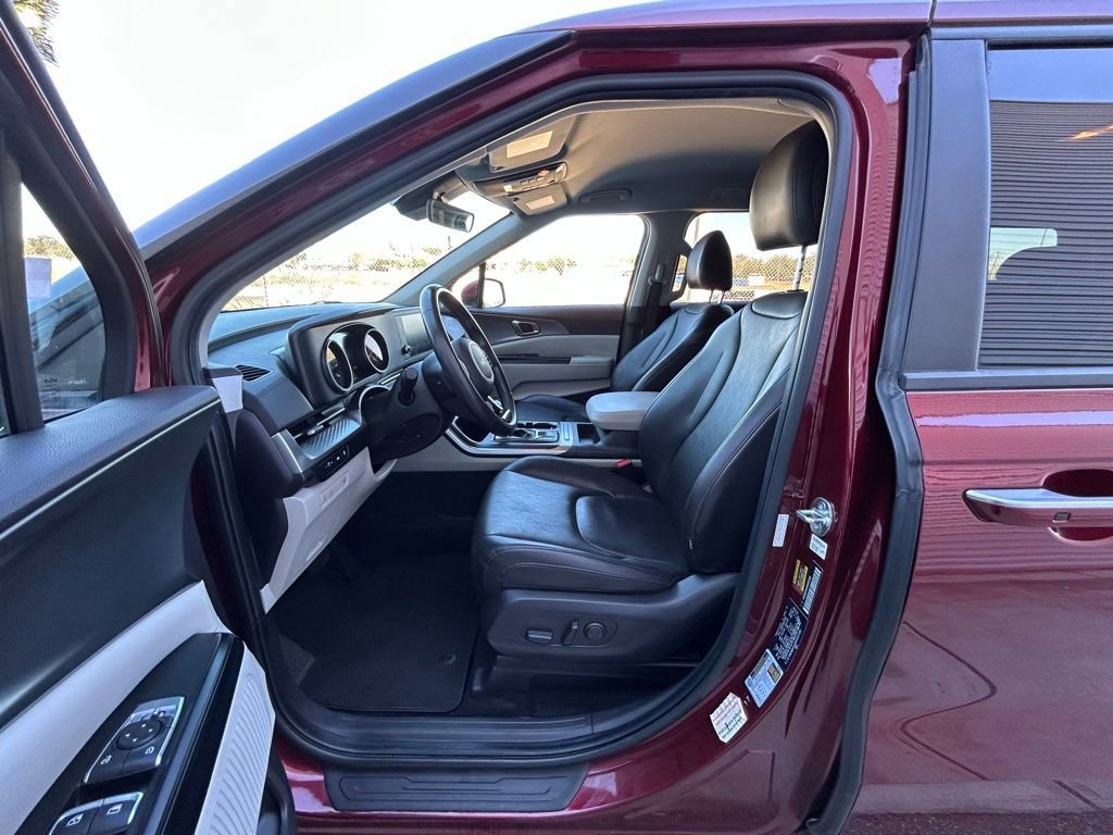 Used 2024 Kia Carnival LX image 17