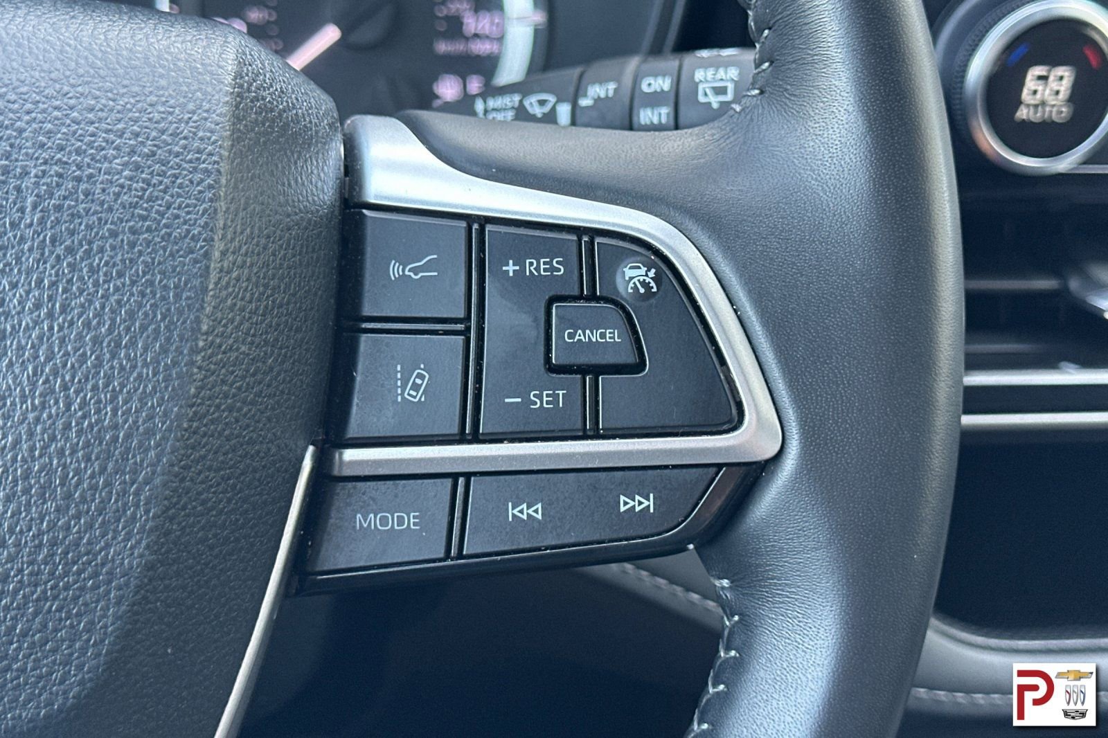 Used 2024 Toyota Highlander LE AWD/4WD image 32