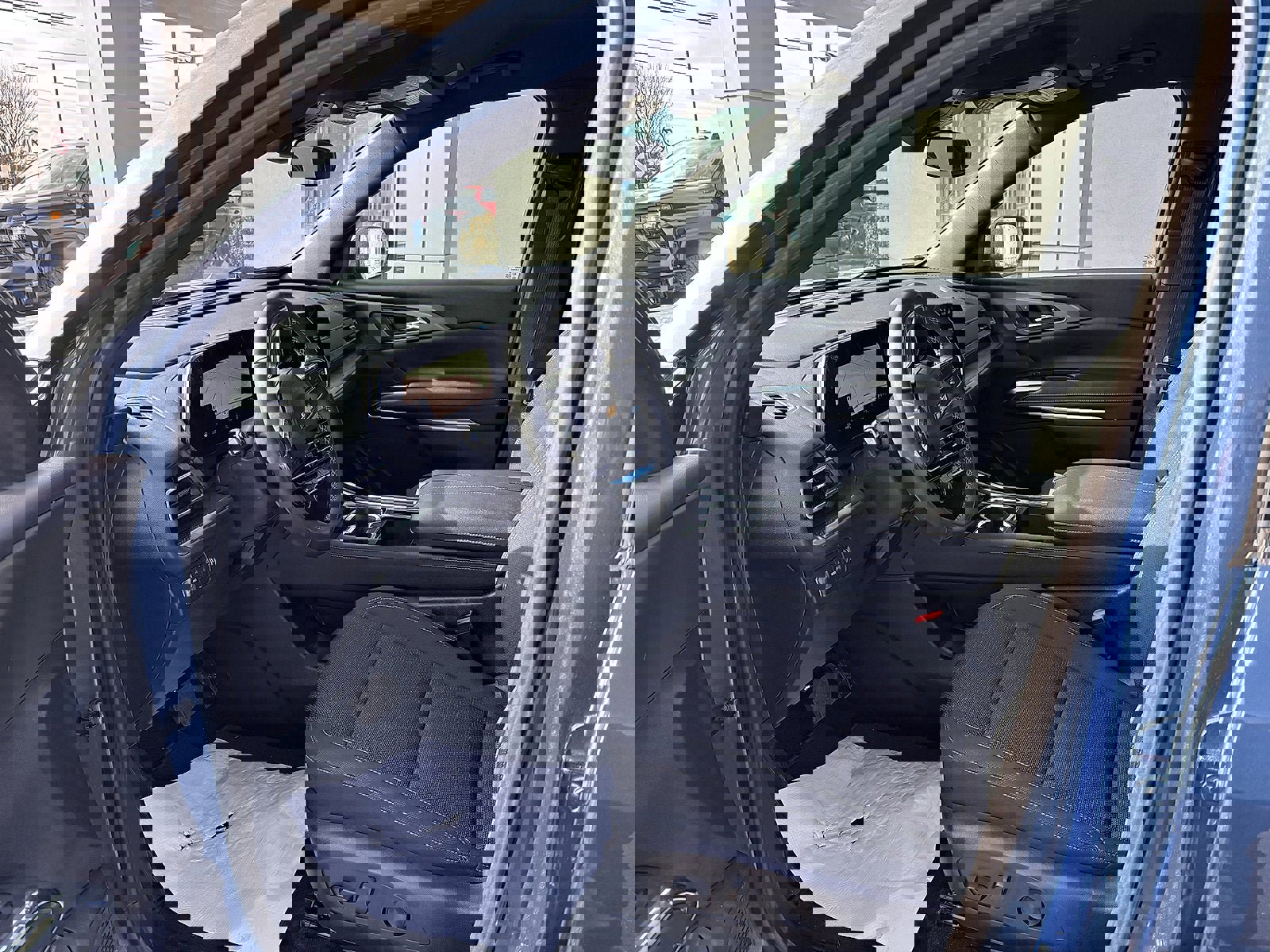 Used 2025 Chevrolet Traverse LT image 3