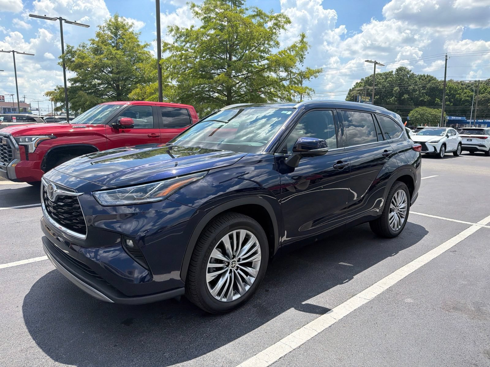Used 2023 Toyota Highlander Platinum FWD image 6