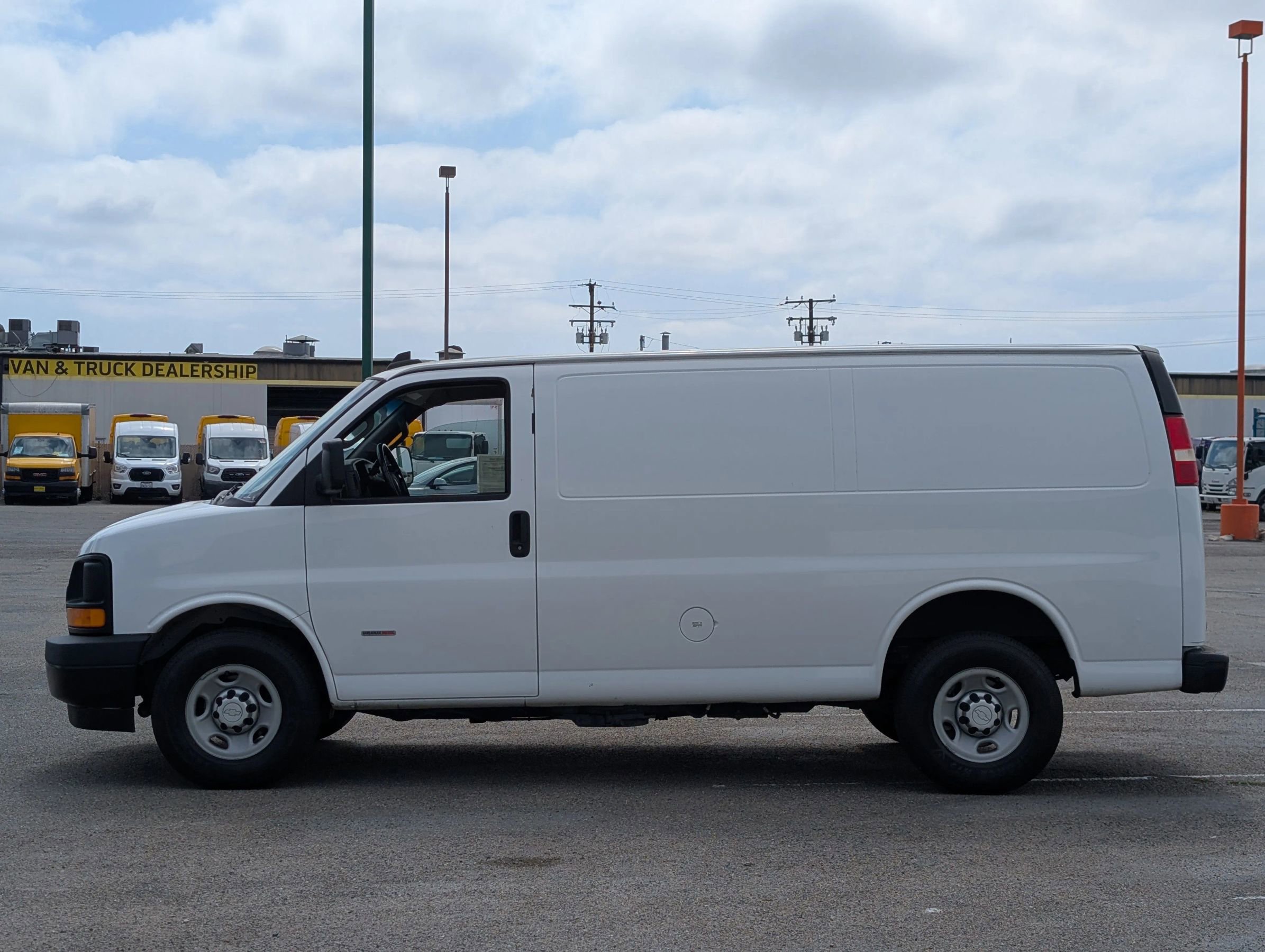 Used 2017 Chevrolet Express 3500 RWD image 5