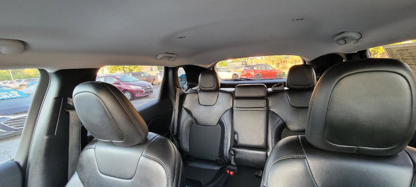 Used 2019 Jeep Cherokee Latitude Plus w/ Cold Weather Group image 24