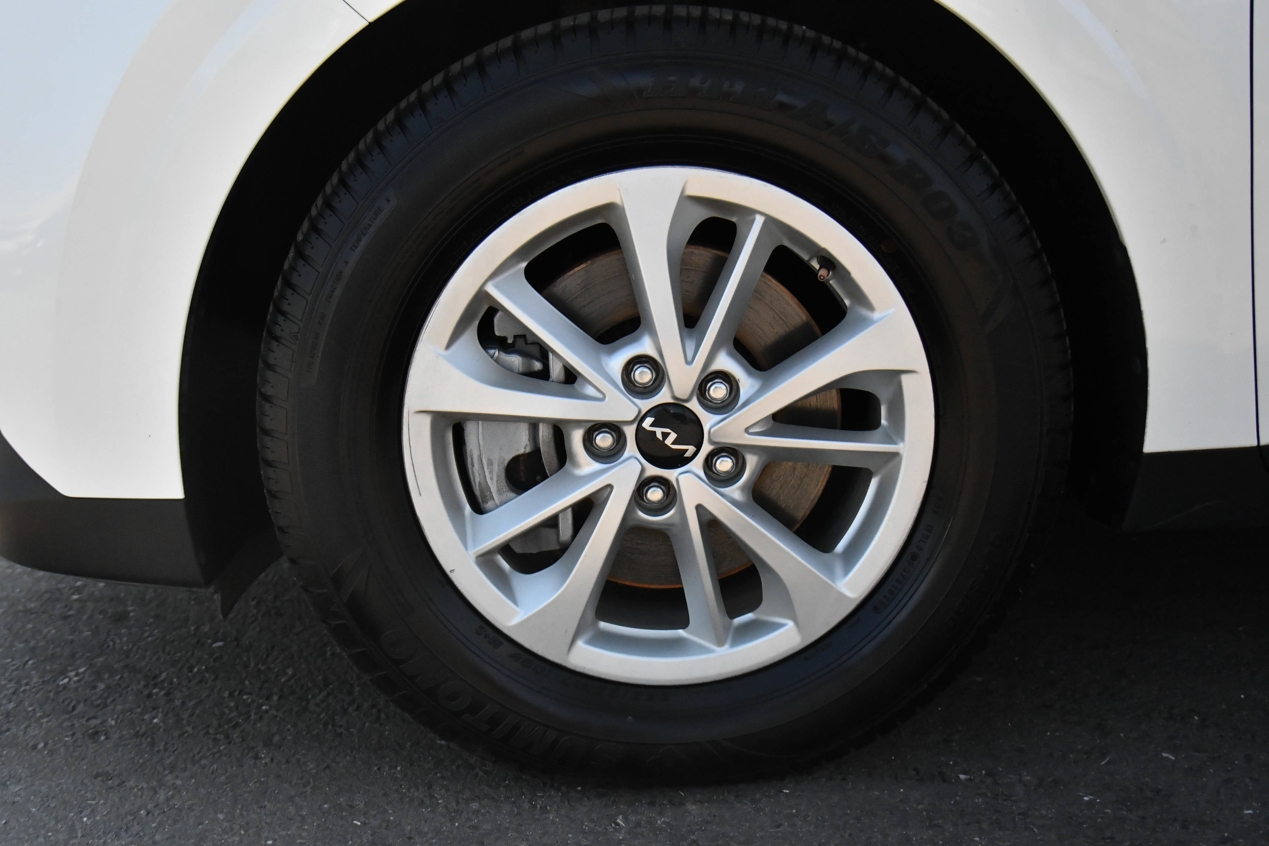 Used 2023 Kia Carnival LX FWD image 12