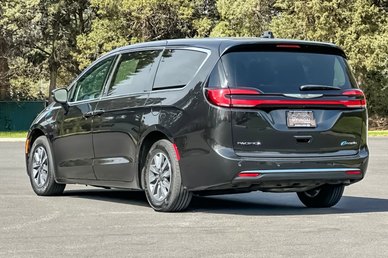 Used 2023 Chrysler Pacifica Touring-L image 6