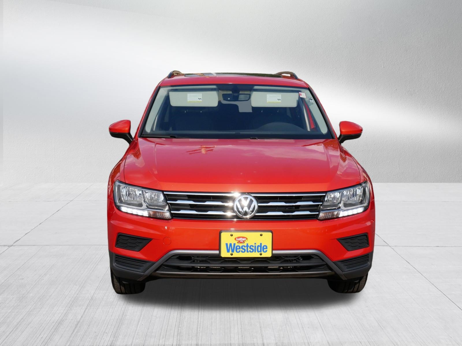 Used 2018 Volkswagen Tiguan SE w/ Panoramic Sunroof Package AWD/4WD image 2