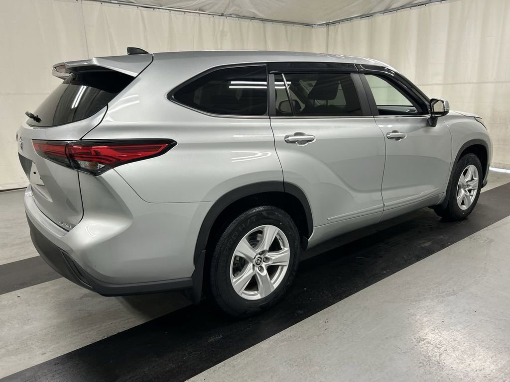 Used 2023 Toyota Highlander LE AWD/4WD image 2