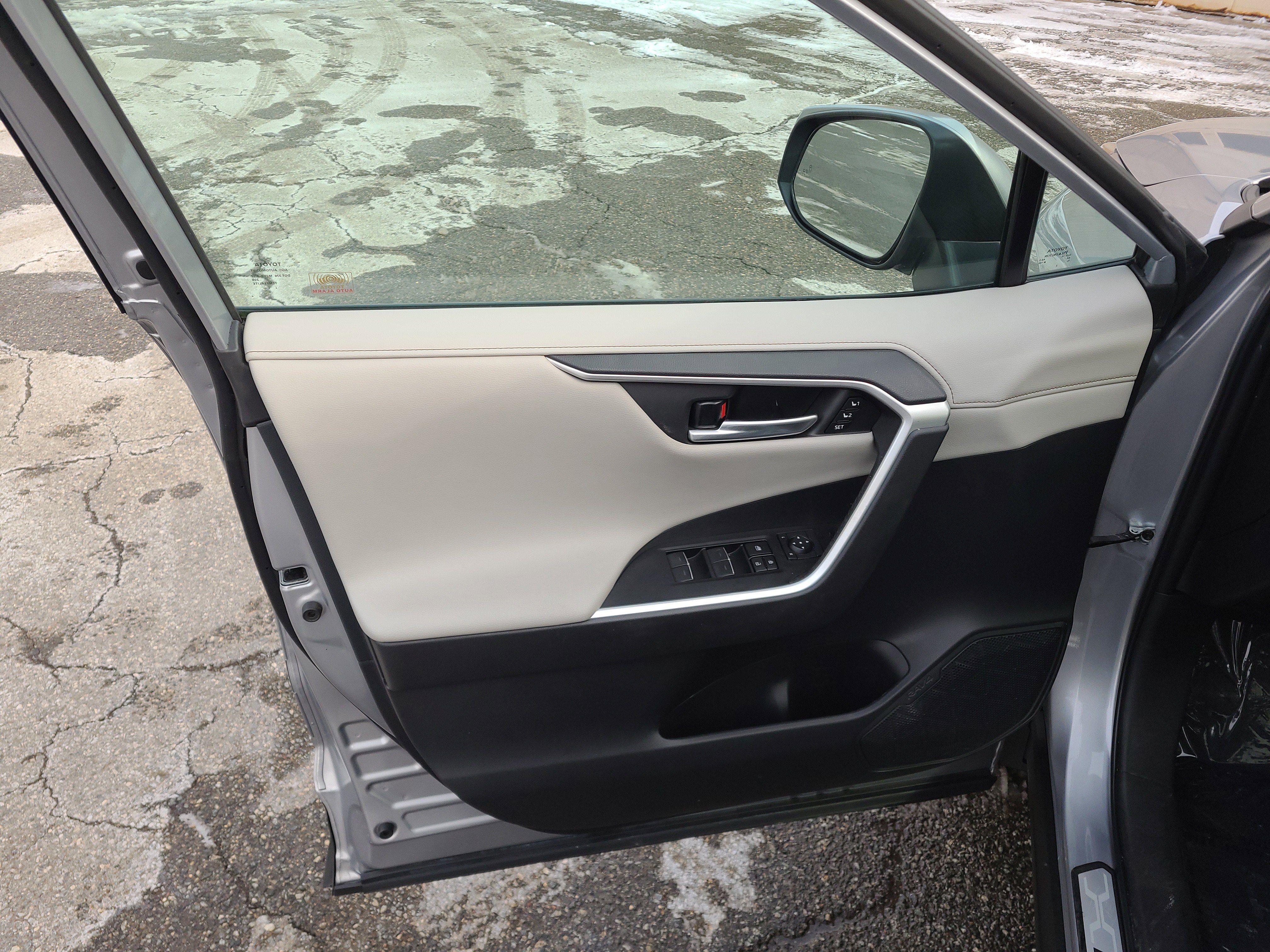 Used 2023 Toyota RAV4 Limited image 15