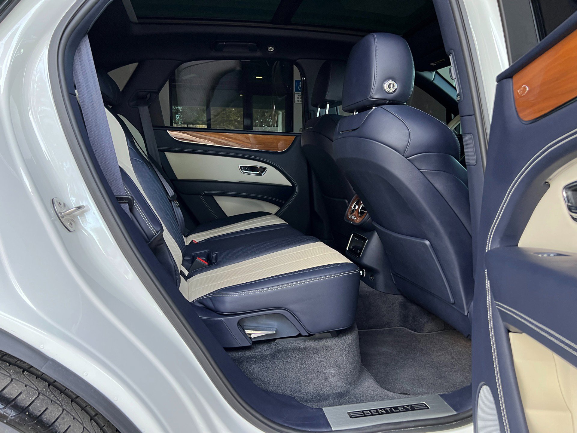 Used 2021 Bentley Bentayga image 39