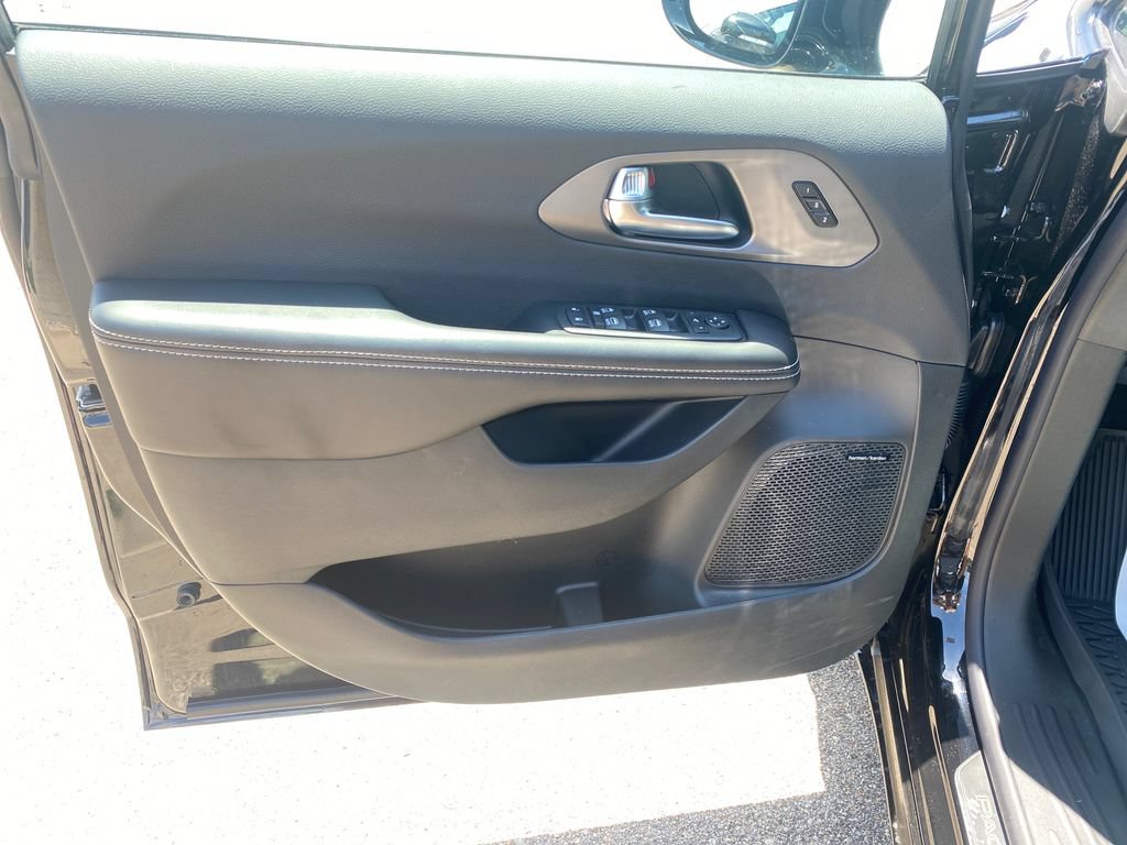 New 2027 Chrysler Pacifica Limited w/ S Appearance Package FWD image 11