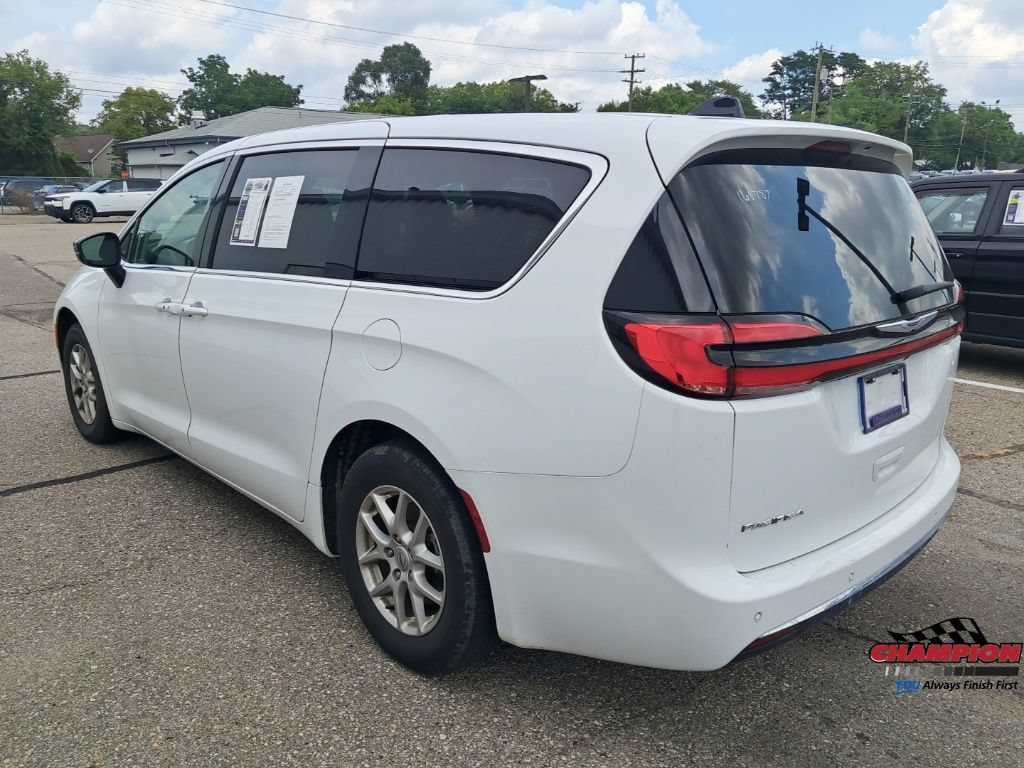 Used 2024 Chrysler Pacifica Touring-L FWD image 9