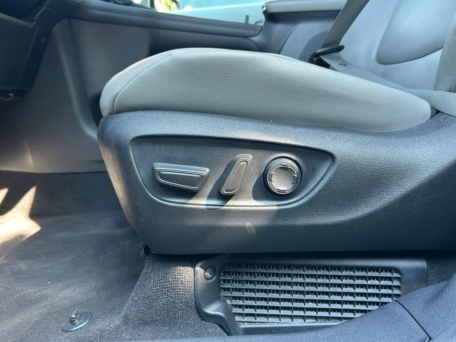 Used 2025 Toyota Sienna XLE FWD image 19