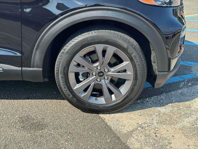 Used 2022 Ford Explorer XLT w/ Equipment Group 202A AWD/4WD image 9