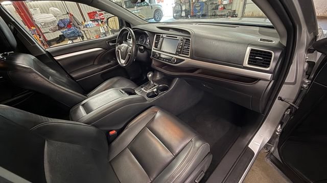 Used 2019 Toyota Highlander XLE FWD image 21
