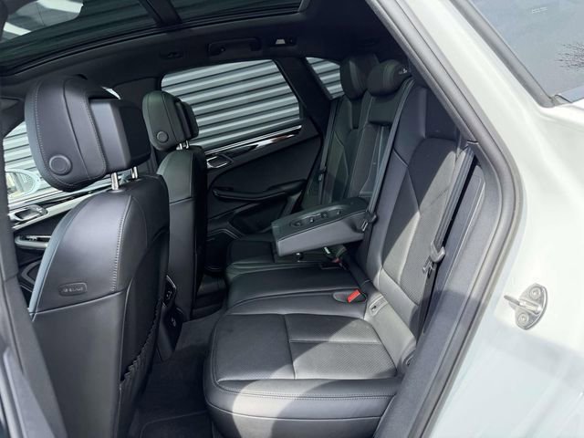 Used 2025 Porsche Macan image 17