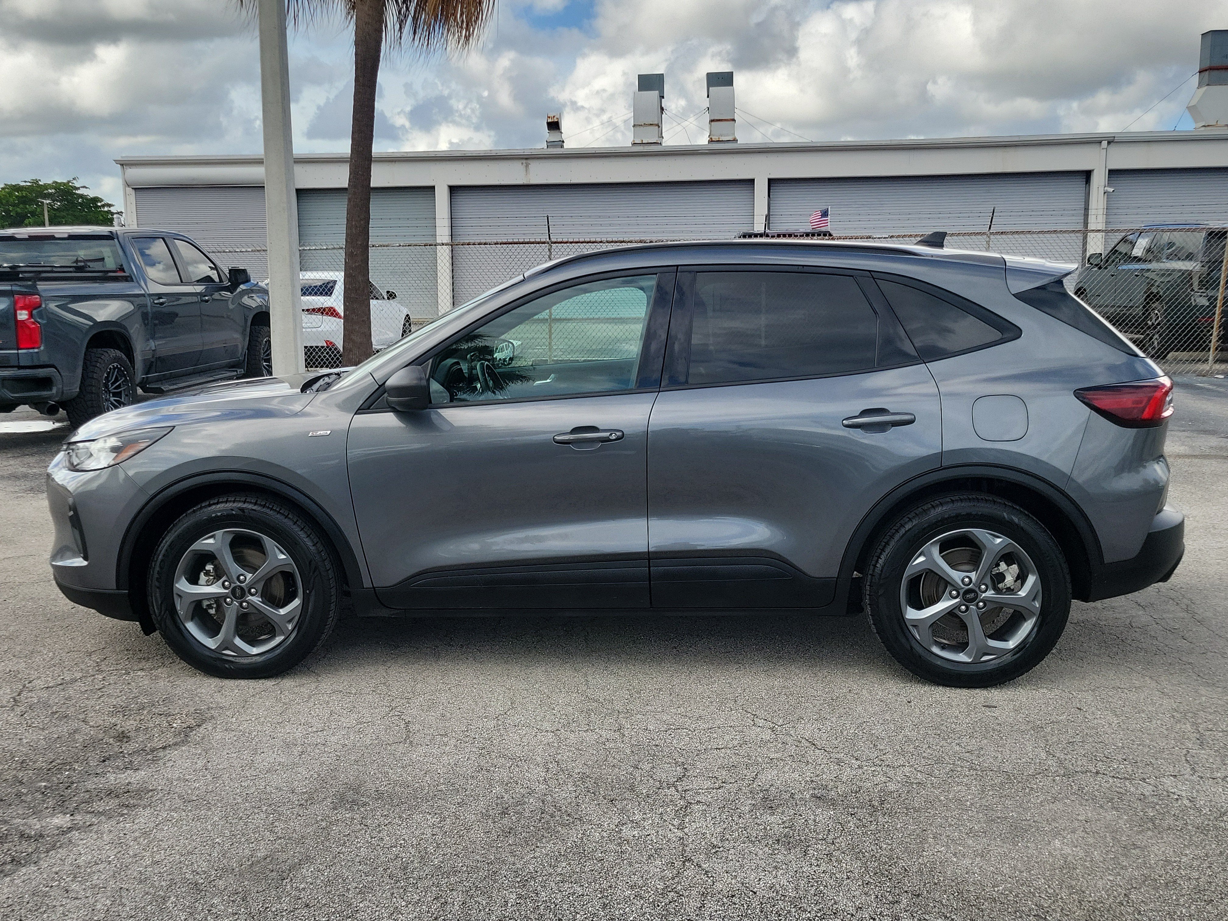 Used 2025 Ford Escape ST-Line FWD image 3