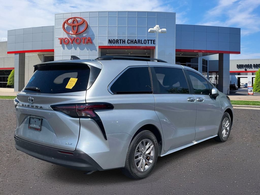 Used 2025 Toyota Sienna XLE w/ XLE Plus Package FWD image 8