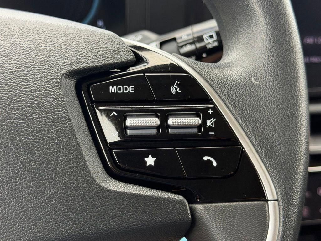 Used 2025 Kia Niro LX FWD image 19