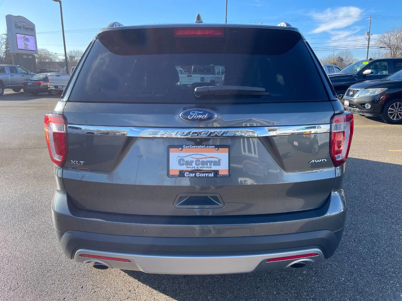 Used 2017 Ford Explorer XLT AWD/4WD image 4