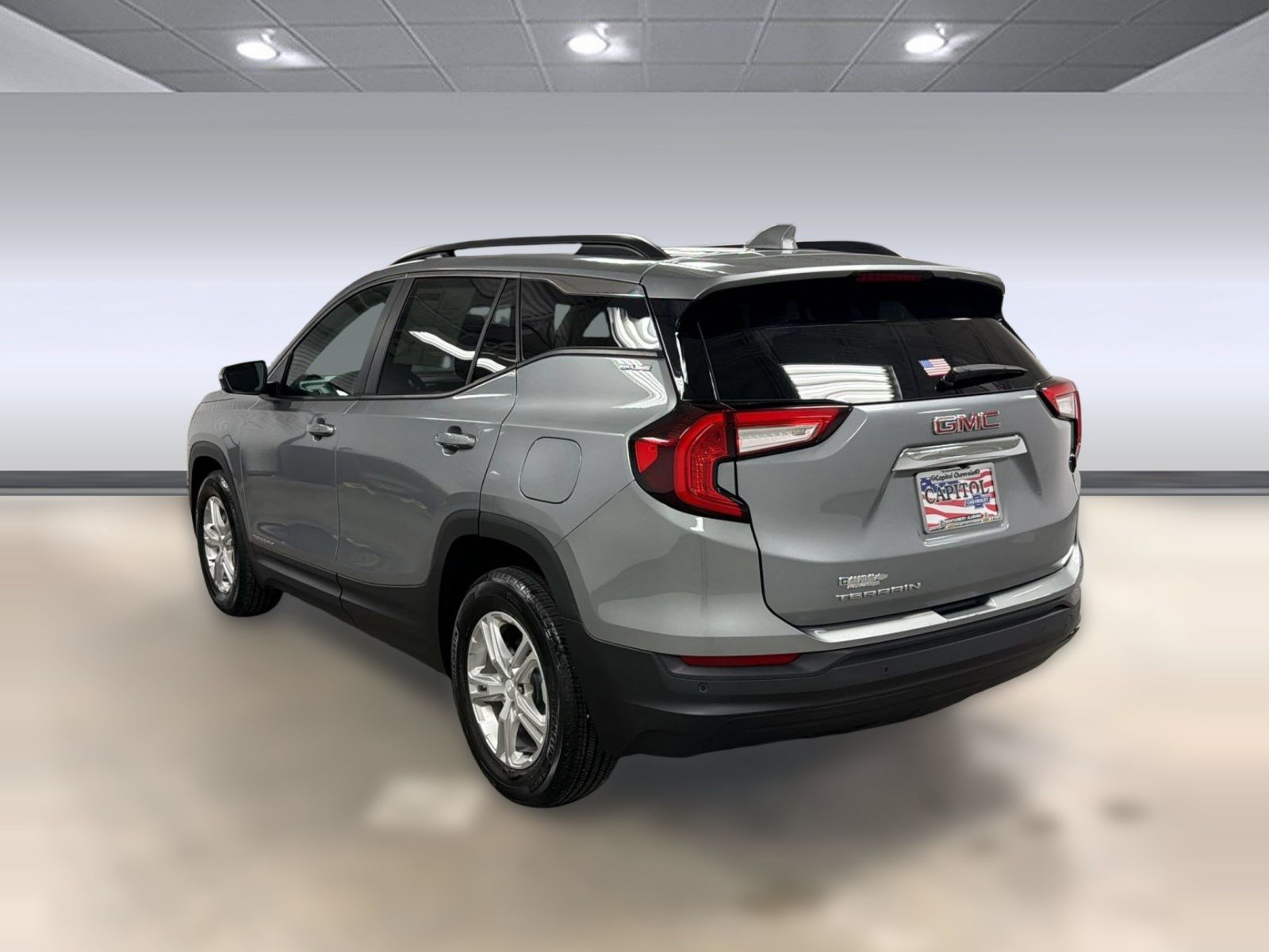 Used 2023 GMC Terrain SLE w/ Driver Convenience Package FWD image 3