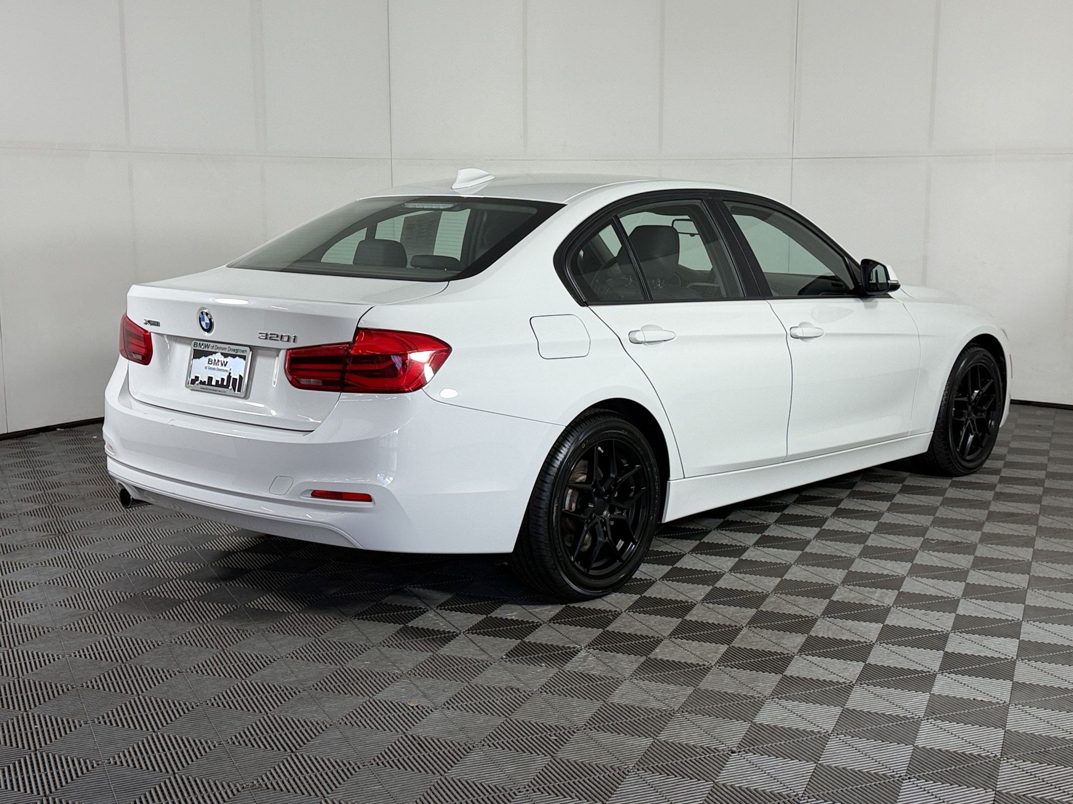 Used 2016 BMW 320i xDrive Sedan AWD/4WD image 9