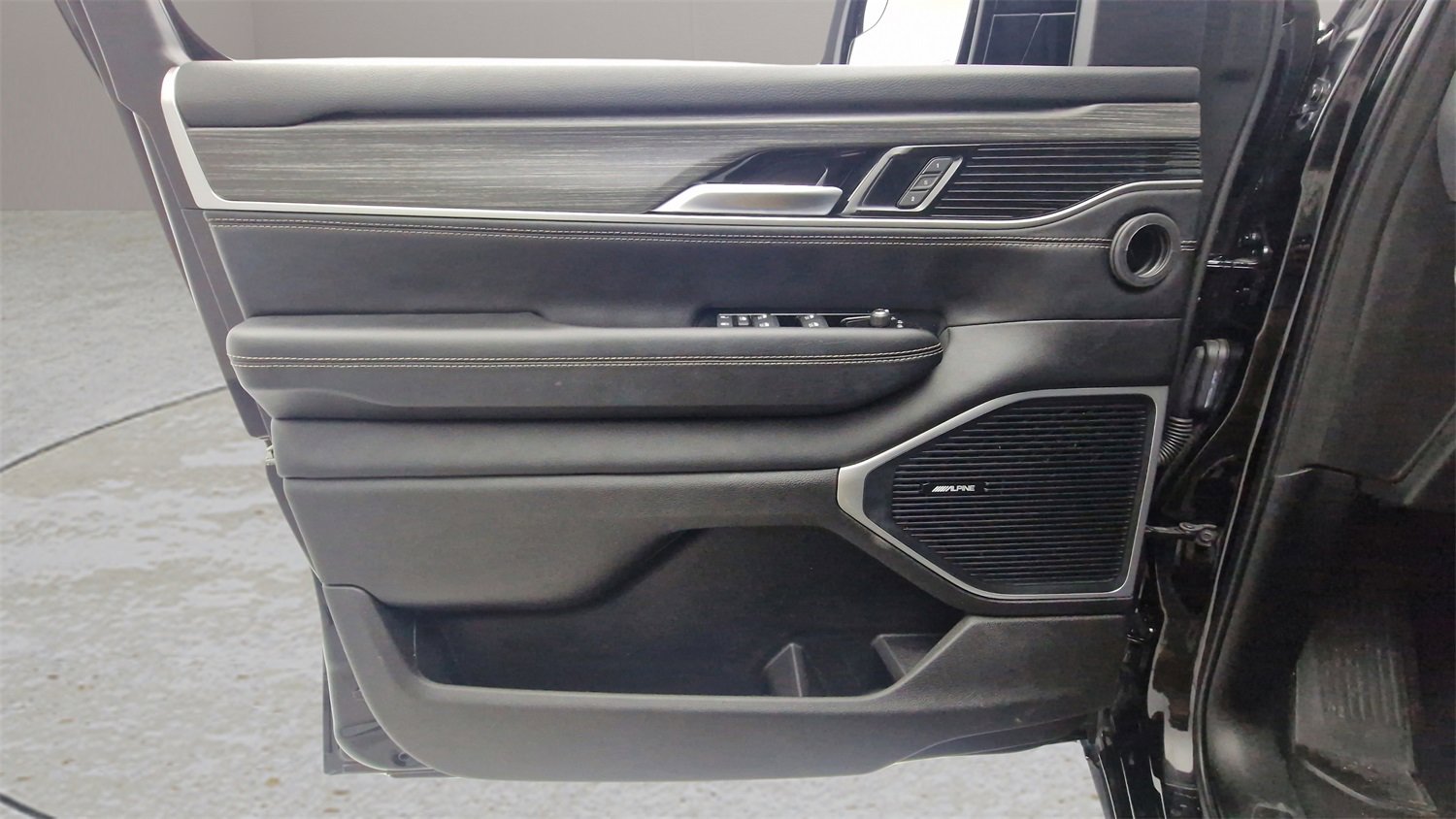 Used 2024 Jeep Wagoneer Series II image 14