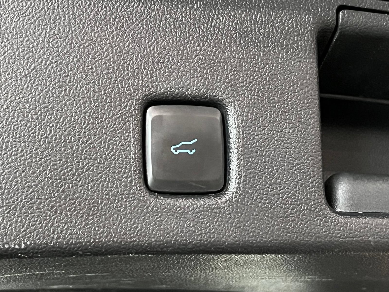 Used 2022 Ford Escape SEL w/ Technology Package FWD image 10