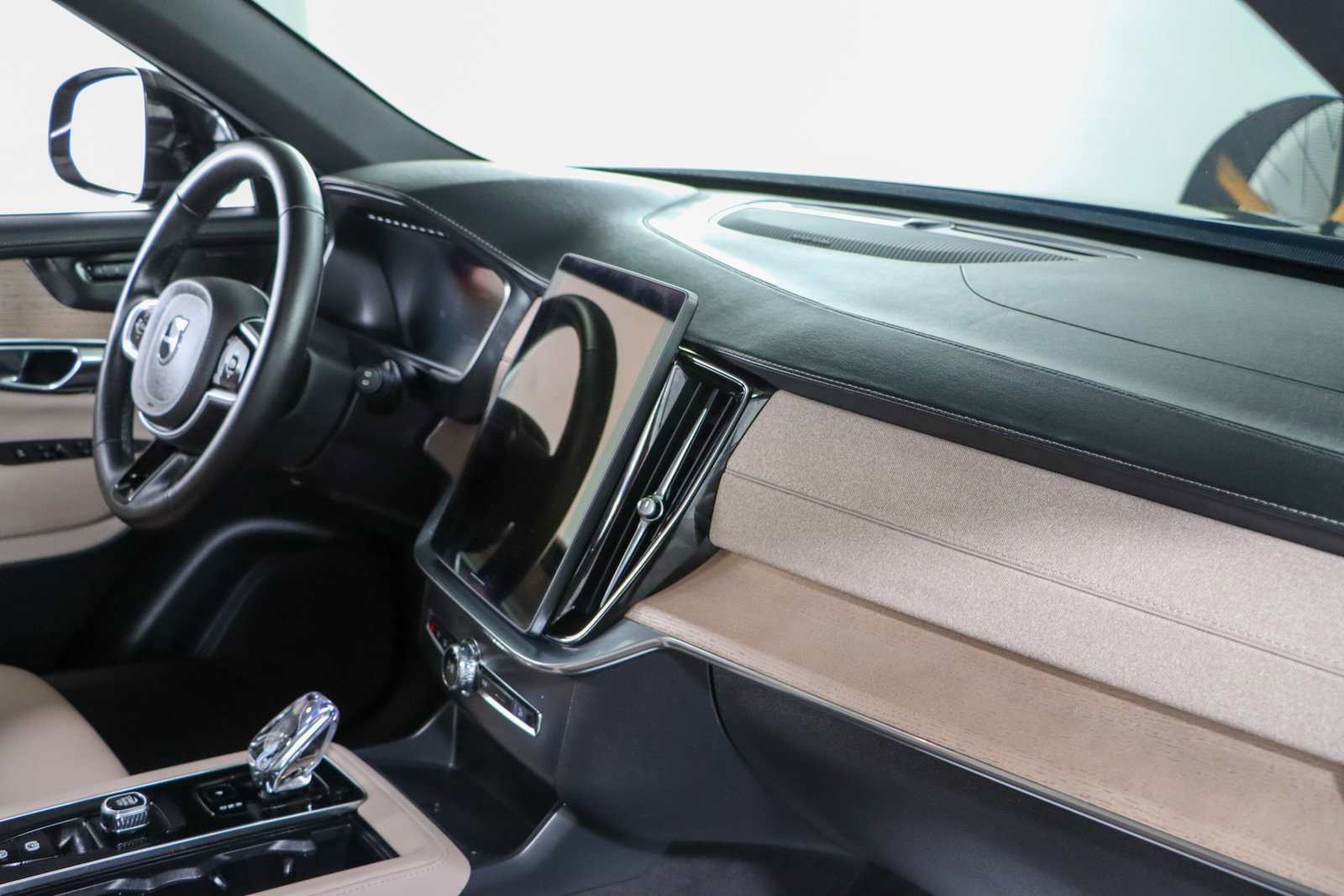 Used 2025 Volvo XC90 B6 Plus AWD/4WD image 27