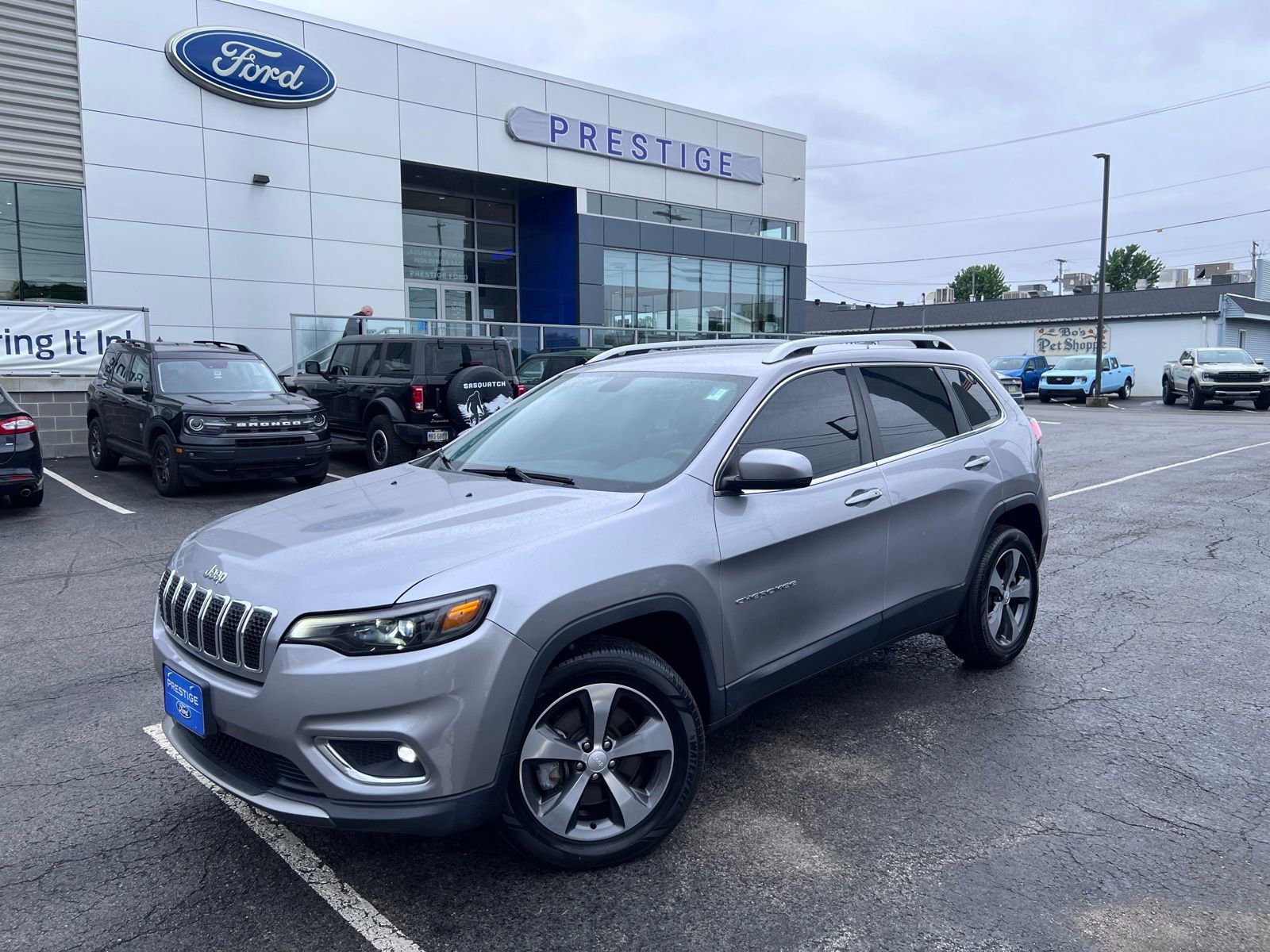 Used 2019 Jeep Cherokee Limited AWD/4WD image 1