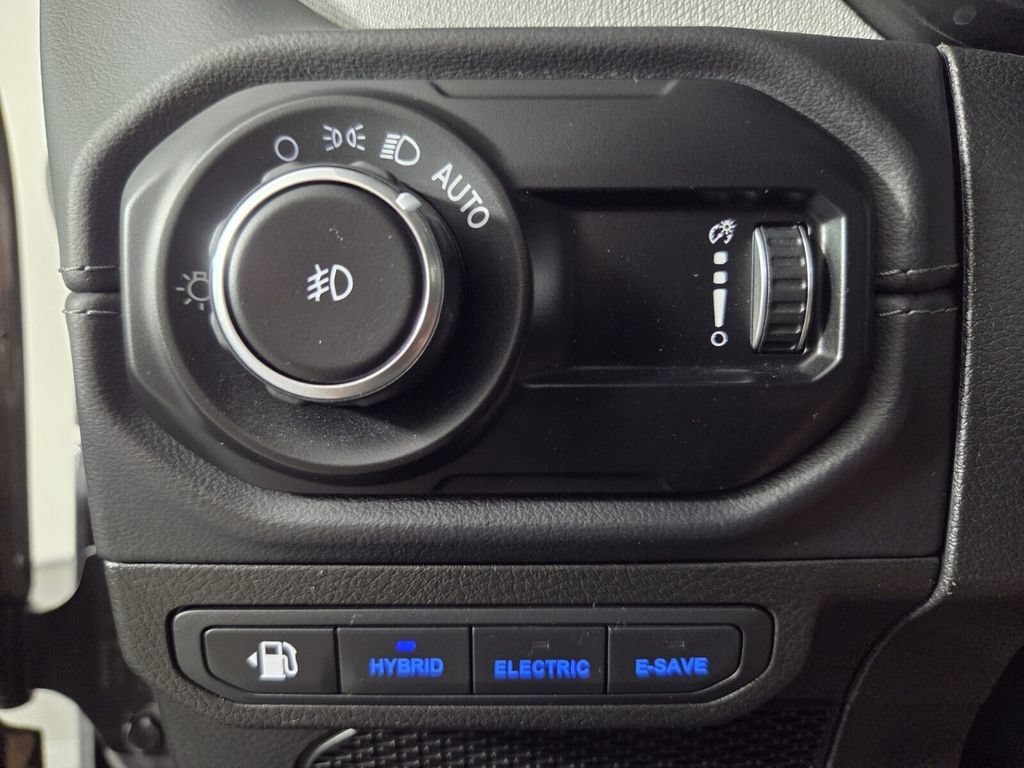 Used 2025 Jeep Wrangler Unlimited Sahara AWD/4WD image 19