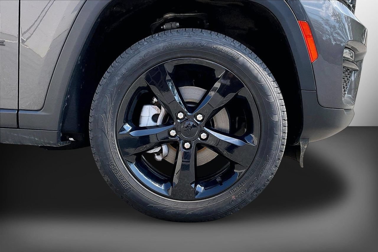 Certified 2023 Jeep Grand Cherokee Limited w/ Black Appearance Package AWD/4WD image 35