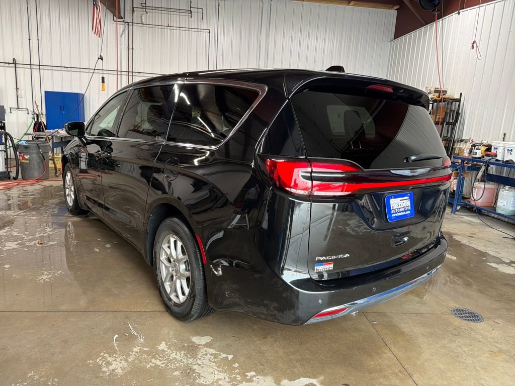 Used 2025 Chrysler Pacifica Select image 5