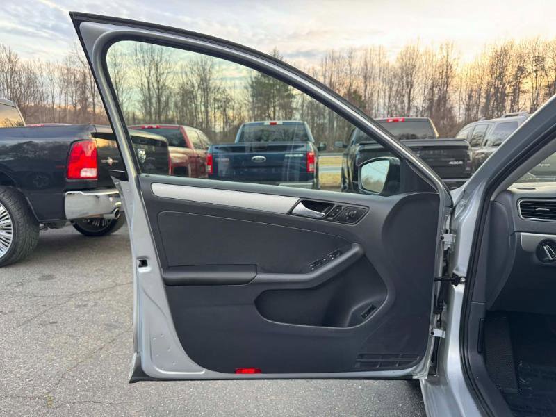 Used 2015 Volkswagen Jetta SE FWD image 9