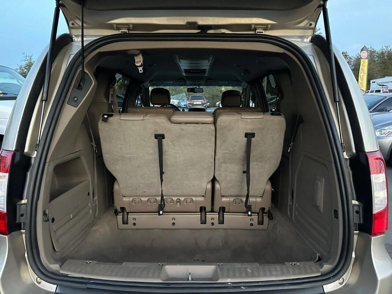Used 2014 Chrysler Town & Country Touring FWD image 17