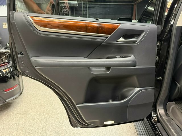 Used 2021 Lexus LX 570 4WD w/ Luxury Package image 19