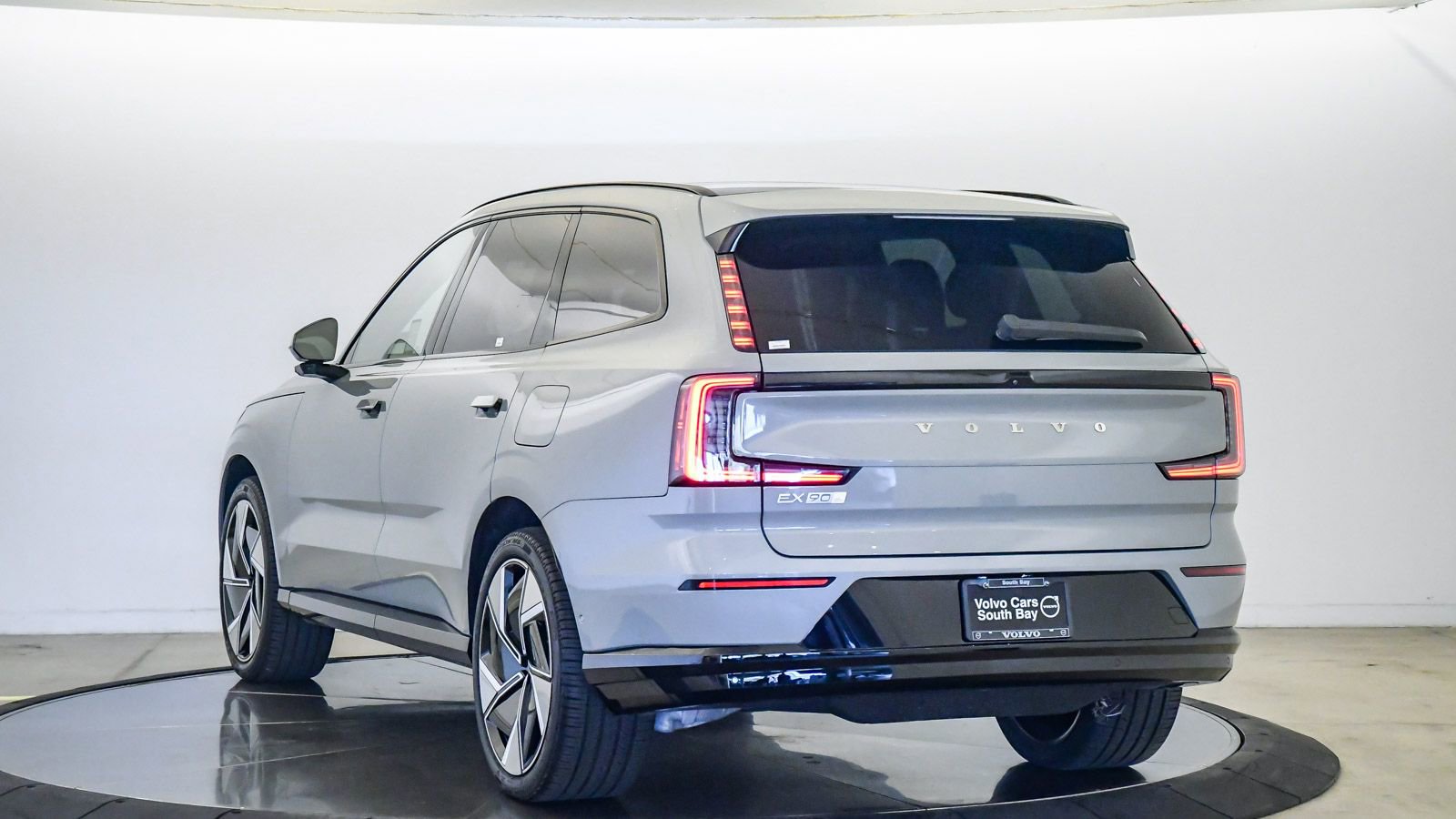 Certified 2025 Volvo EX90 Ultra AWD/4WD image 2