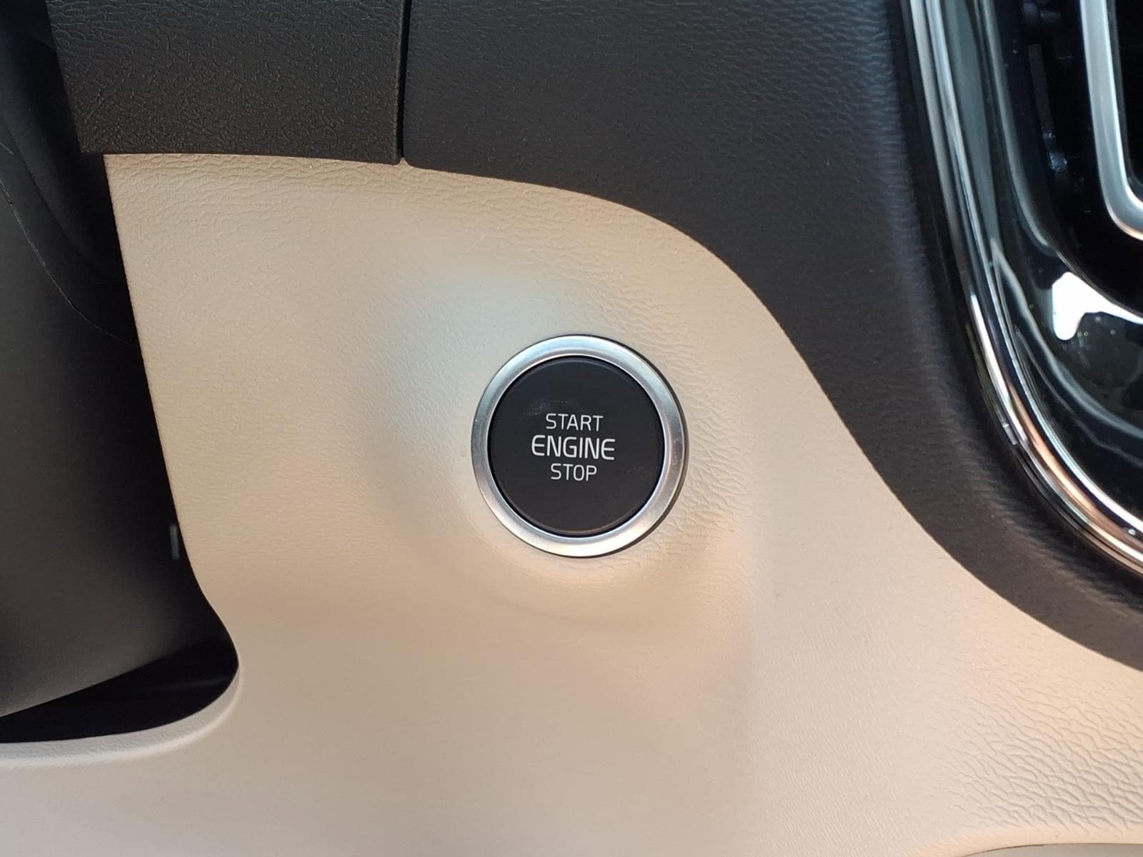 Certified 2023 Volvo XC40 B4 Ultimate FWD image 26
