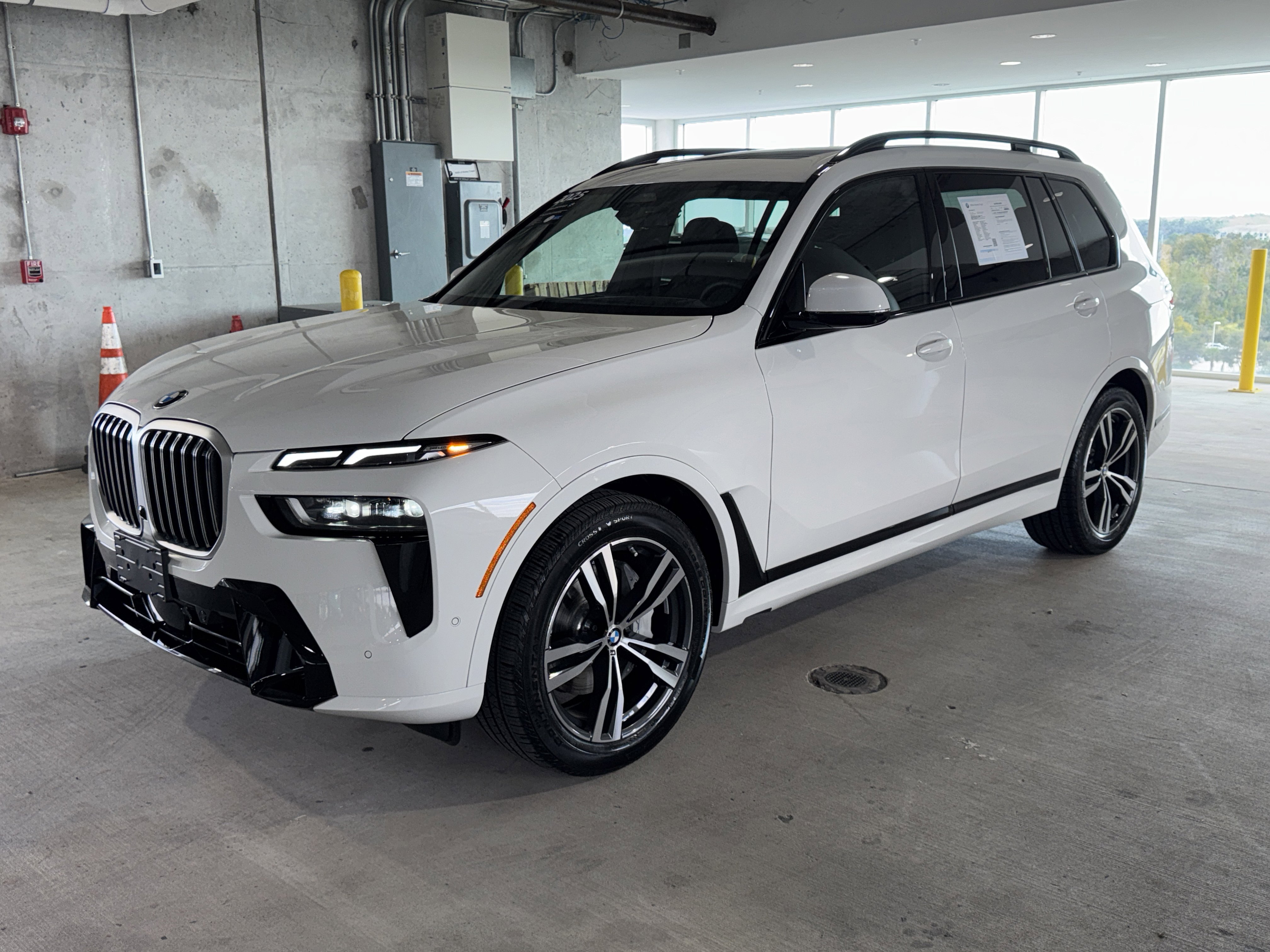 Certified 2025 BMW X7 xDrive40i w/ M Sport Package image 4