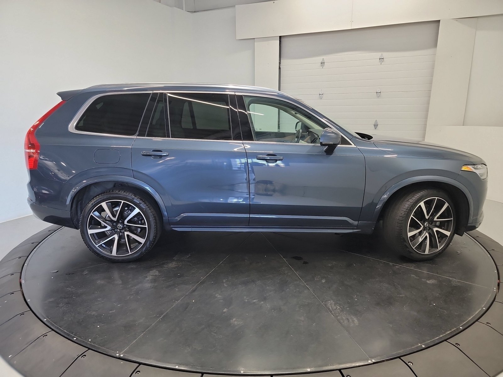 Used 2022 Volvo XC90 T6 Momentum w/ Climate Package AWD/4WD image 11