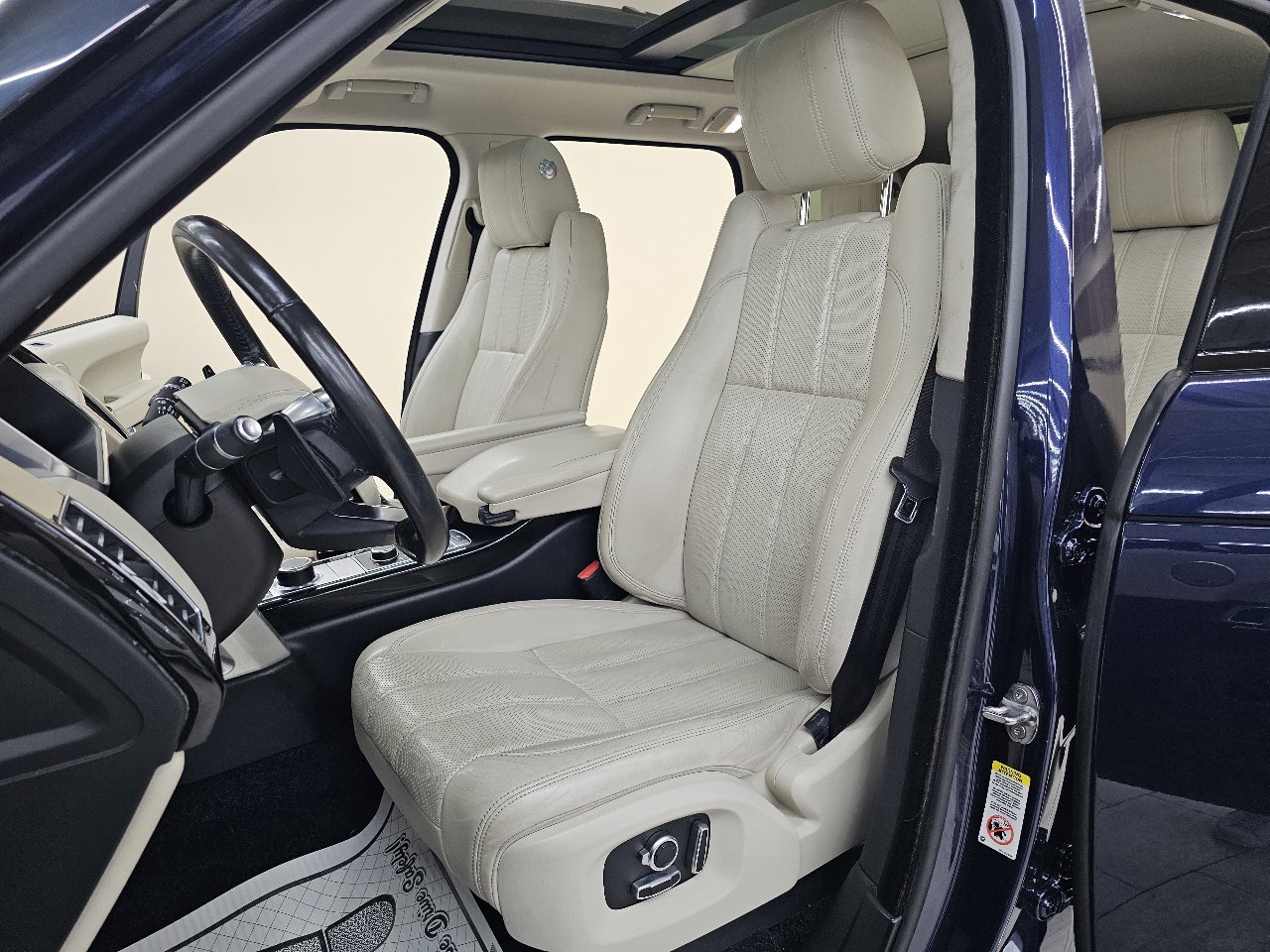 Used 2016 Land Rover Range Rover HSE image 17