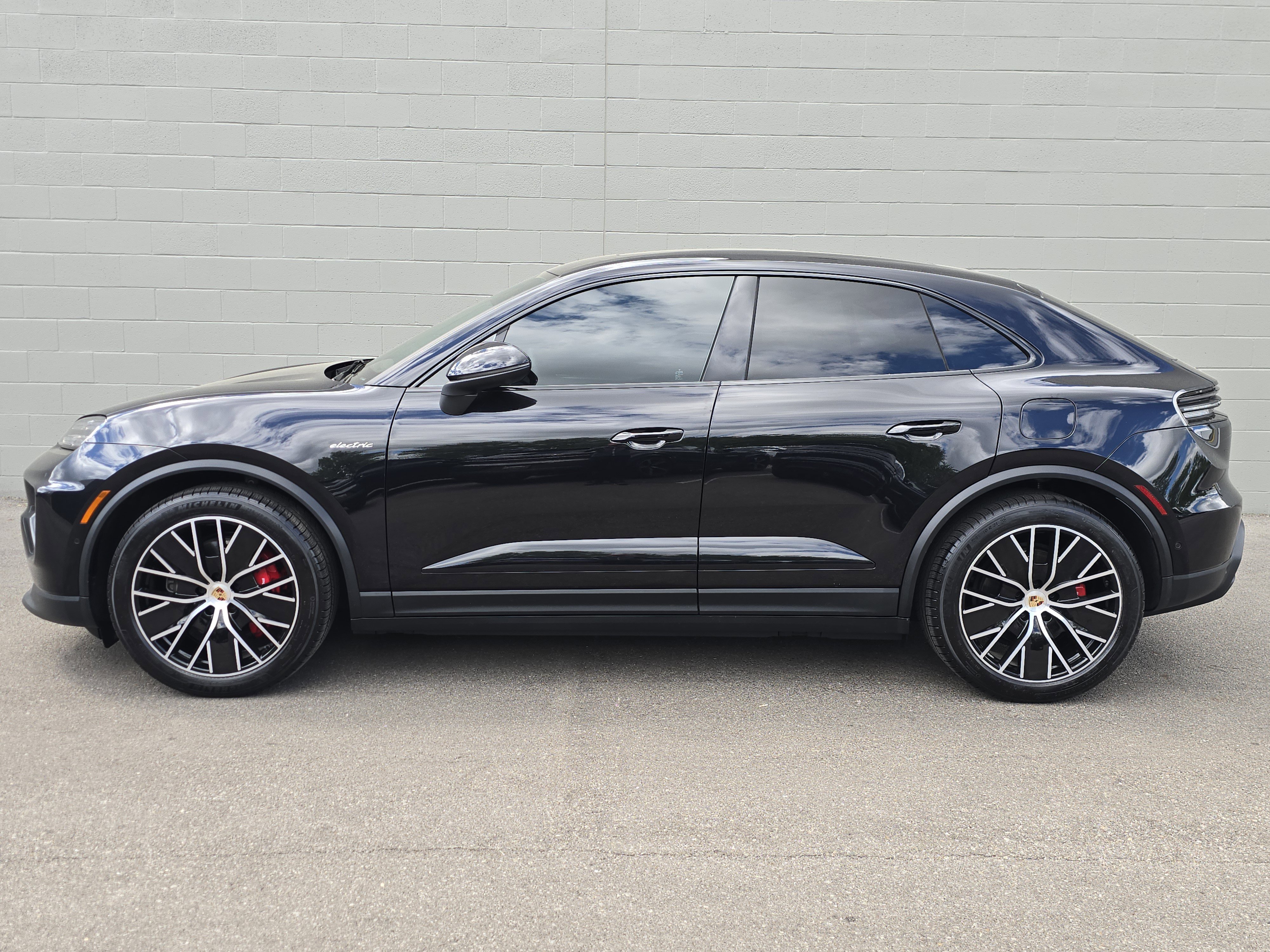 Certified 2025 Porsche Macan 4S Electric AWD/4WD image 2