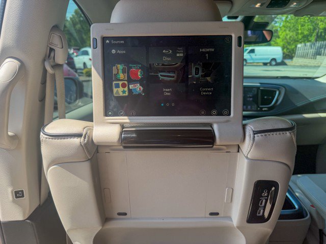 Used 2018 Chrysler Pacifica Limited w/ Advanced Safetytec Group FWD image 9