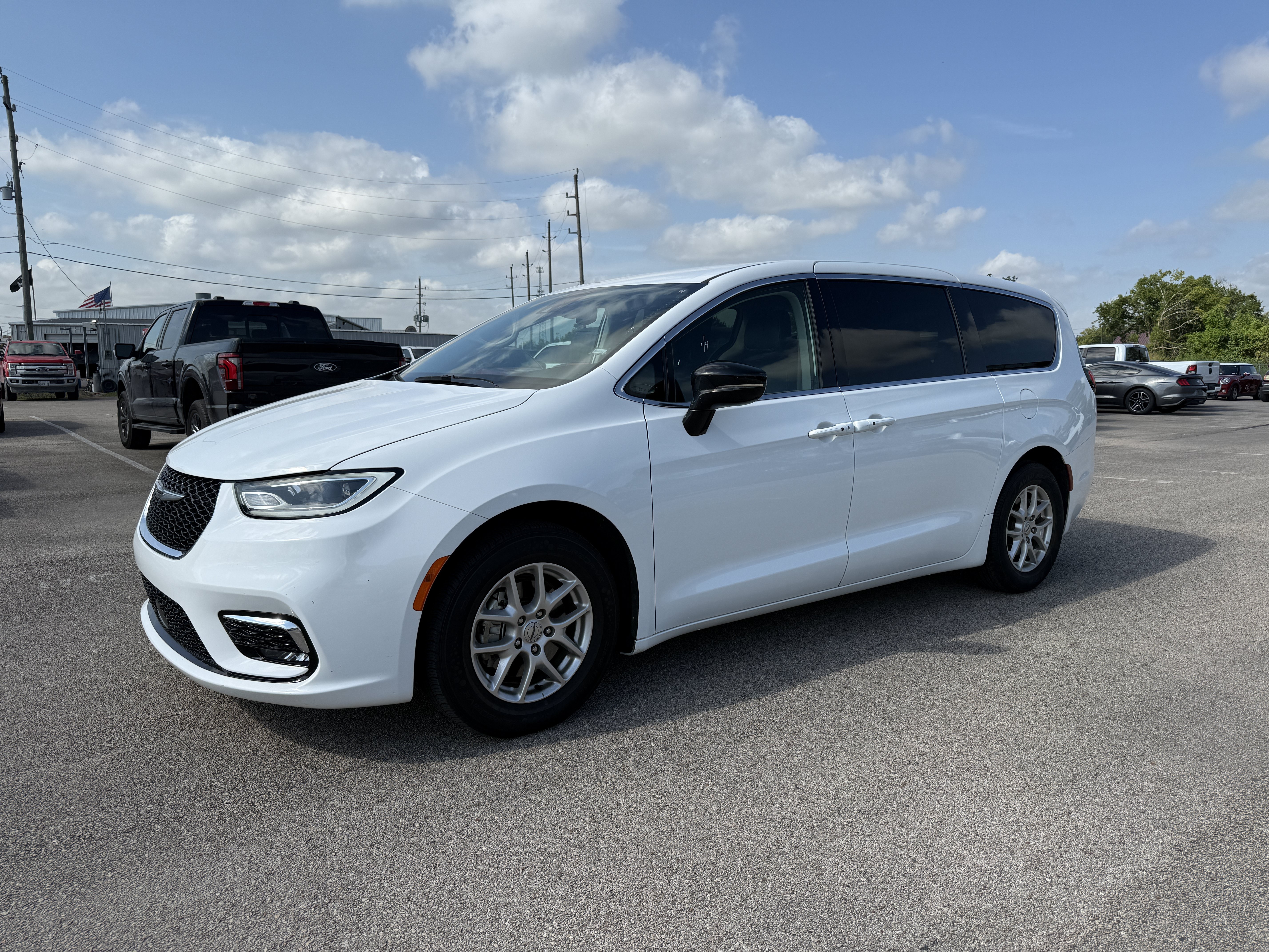 Used 2024 Chrysler Pacifica Touring-L FWD image 4