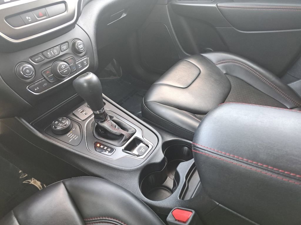 Used 2019 Jeep Cherokee Trailhawk w/ Cold Weather Group AWD/4WD image 25
