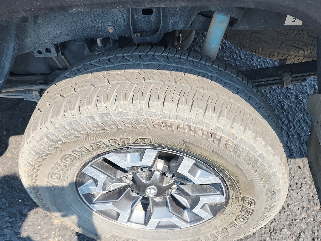 Used 2017 Toyota Tacoma TRD Off-Road w/ Tow Package AWD/4WD image 11