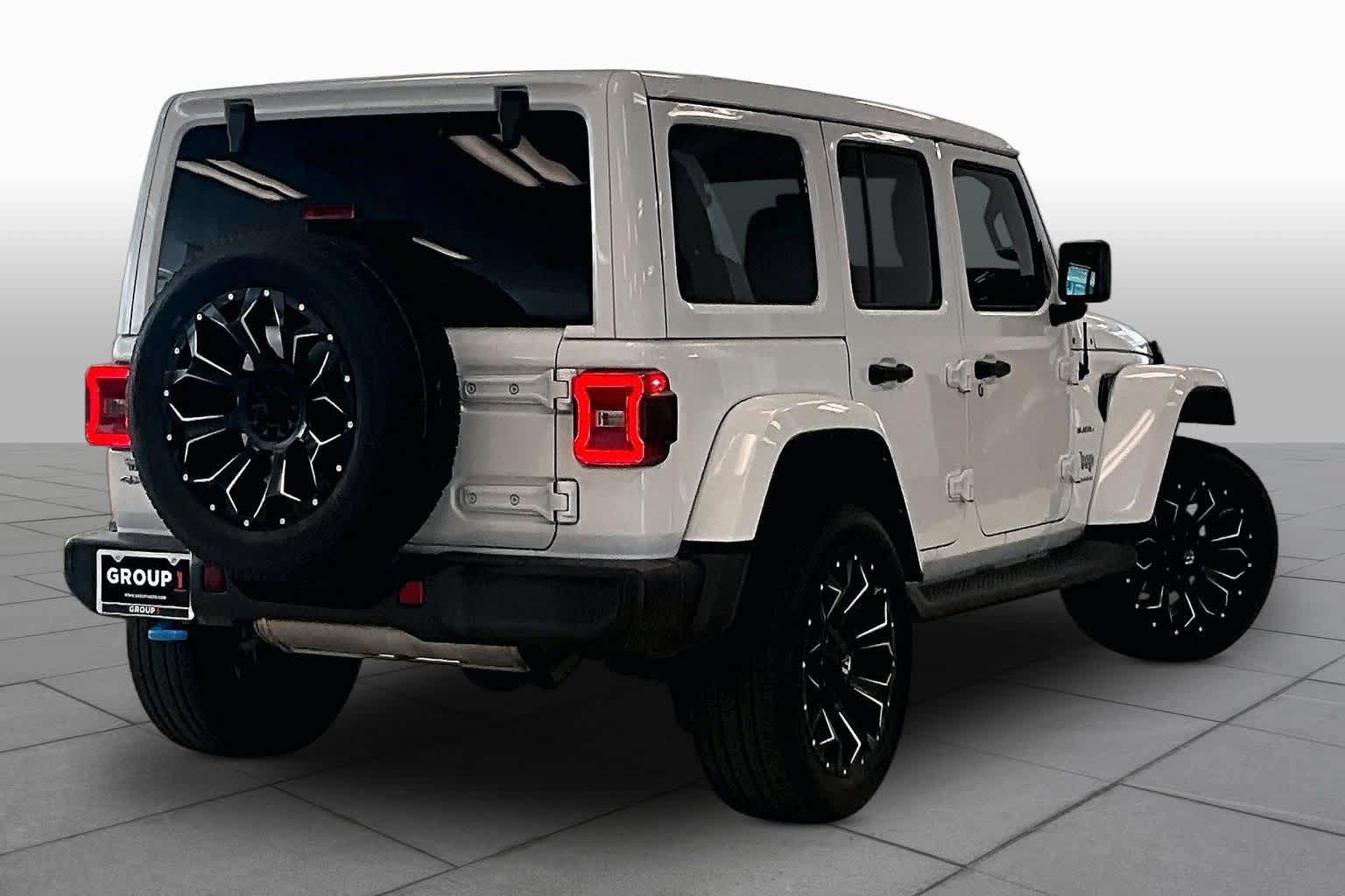 Used 2023 Jeep Wrangler Unlimited Sahara AWD/4WD image 12