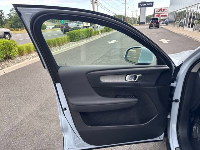Certified 2025 Volvo XC40 B5 Core AWD/4WD image 19