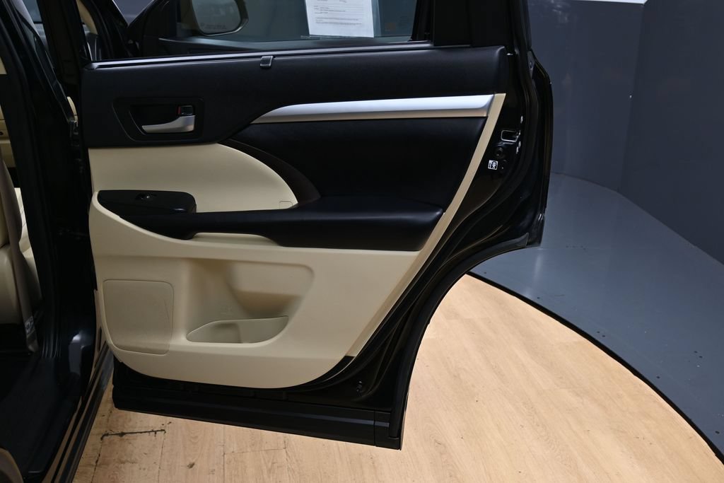 Used 2019 Toyota Highlander XLE AWD/4WD image 47