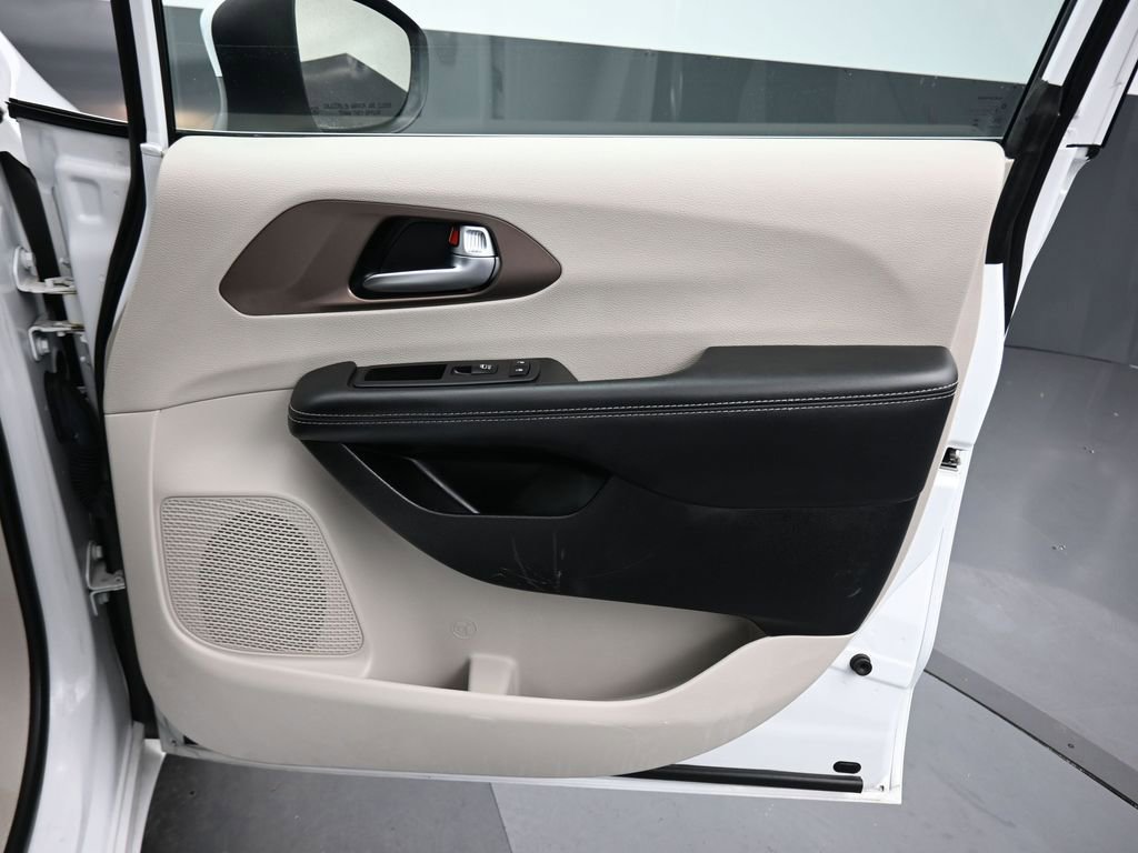 Used 2023 Chrysler Voyager LX image 52
