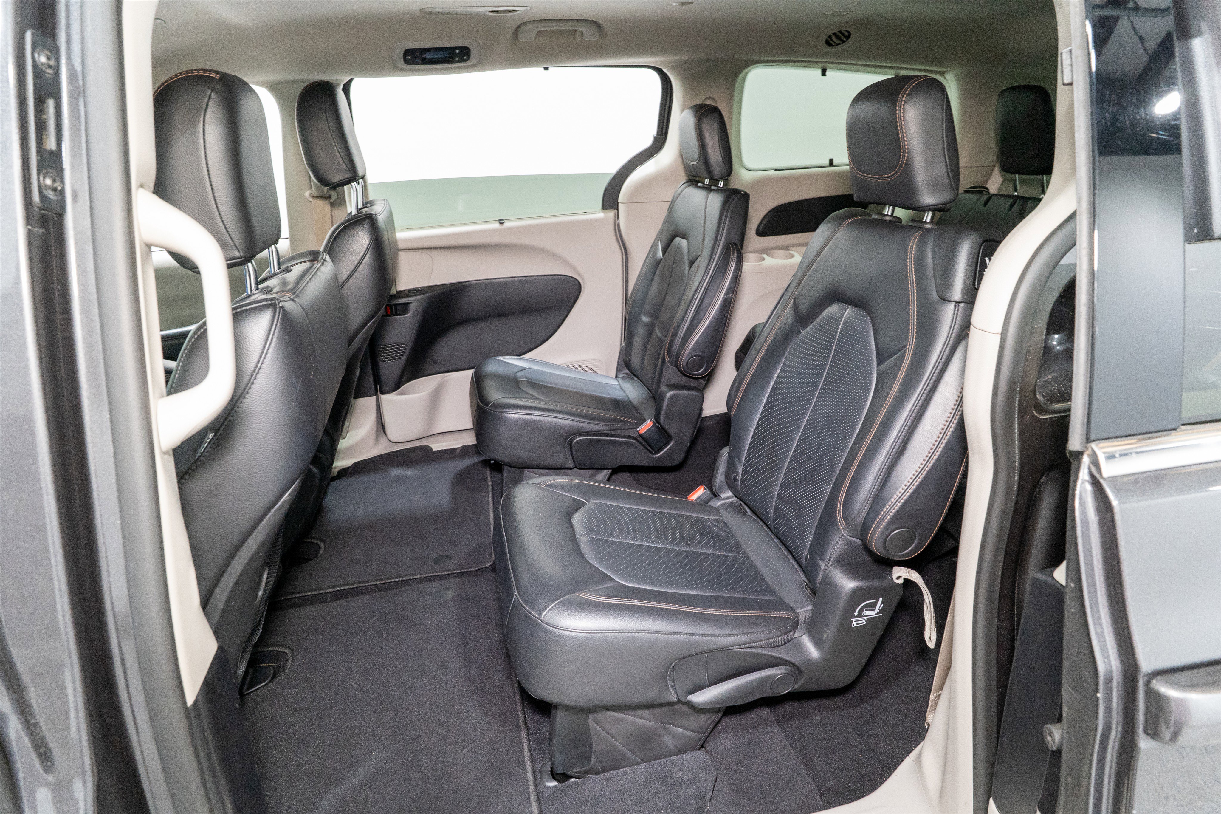 Used 2020 Chrysler Pacifica Touring-L image 28